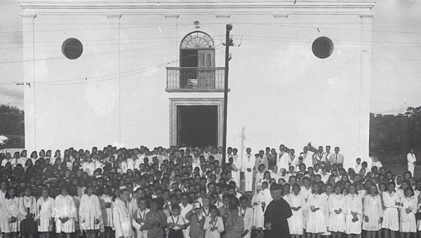 Evento paroquial registrado no adro da Igreja de Nossa Senhora do Rosário. Abílio Monteiro.